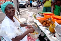 브라질 살바도르 거리에서 아카라제를 판매하는 바이아나.