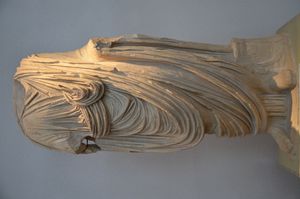 올림피아 고고학 박물관 소장, 토가를 입은 남성 조각상. 로마 제국 시대의 형태를 보여준다.