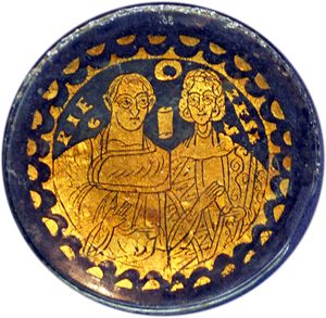 띠가 있는 토가를 입은 부부의 4세기 금 유리 이미지. 제정 말기로 갈수록 토가는 점차 간소화되거나 다른 복식으로 대체되는 경향을 보였다.