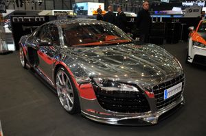 엔진 후드를 연 R8