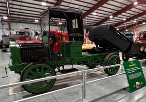 아이오와주 월컷에 있는 아이오와 80 트럭 박물관에 전시된 1922년형 팩커드 EX 트럭