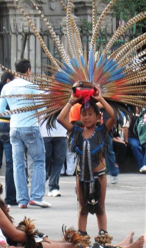 소칼로에서 아즈텍 댄스를 추는 아이가 전형적인 의상을 입고 있다.