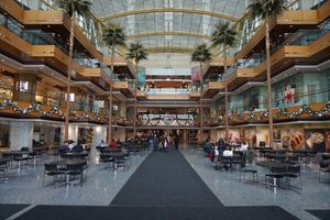 2001년 르네상스 센터에는 소매점과 레스토랑과 함께 윈터가든이 추가되었다.