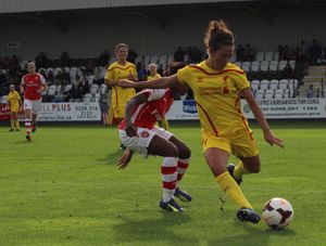 2014년 10월 아스널에서 리버풀 소속으로 경기하는 윌리엄스