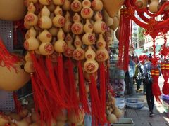 중화인민공화국 윈난성 쿤밍시 우화구 광화가의 기념품 가게에 진열된 부적 박