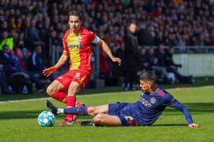 알바레스(오른쪽)가 2023년 고 어헤드 이글스와의 경기에서 공을 다투는 모습