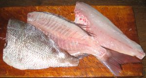 생선 살과 뼈를 분리한 것