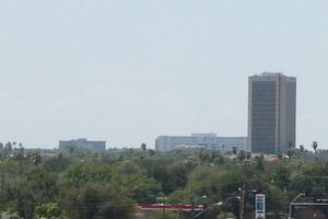 맥앨런 스카이라인. 맨 오른쪽에 다운타운의 체이스 노이하우스 타워가 있다.