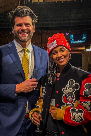 키스가 브로드웨이에서 공연된 자신의 뮤지컬 헬스 키친의 첫 프리뷰에서 음향 디자이너 가레스 오웬과 함께 있는 모습.