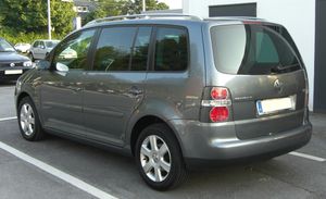 폭스바겐 투란(전기형) 후측면