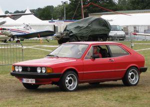 시로코 I 측면도: 1978년 이후 차량의 특징인 랩어라운드 프론트 방향 지시등과 플라스틱 코팅 범퍼