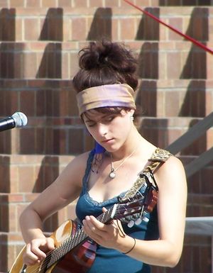 키에자, 2007년 7월 캘거리 시내 올림픽 플라자에서 공연