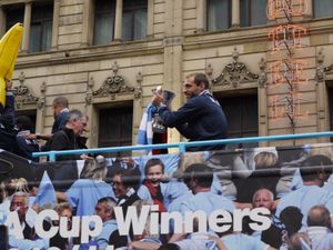 사발레타가 2011 FA컵 우승 퍼레이드에서 FA컵을 들고 있는 모습