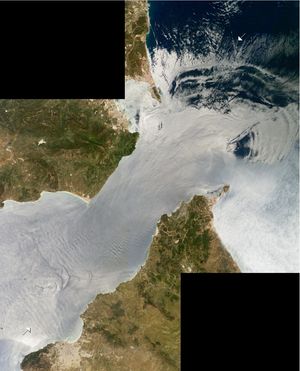 지브롤터 해협 (오른쪽 위)과 지중해. 내부파 (화살표로 표시)는 해협을 통과하는 물의 흐름 (왼쪽 아래, 오른쪽 위)에 의해 발생한다.