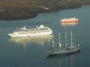 2013년 칼데라 내의 페리 및 크루즈선