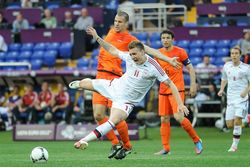 플라르가 UEFA 유로 2012에서 덴마크의 닉클라스 벤트너에게 태클을 시도하고 있다.