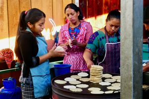 과테말라 치치카스테낭고에서 토르티야를 준비하는 모습.