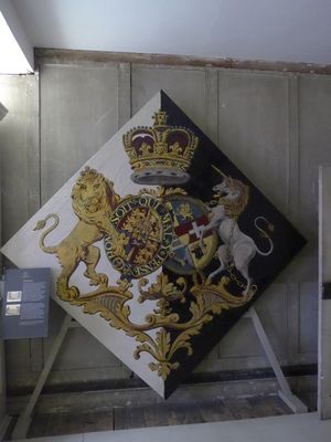 큐 팰리스에 전시된 샬럿 여왕의 장례 문장. 남편인 조지 3세 국왕보다 먼저 사망했기에 오른쪽은 검정색, 왼쪽은 흰색으로 칠해져 있다.