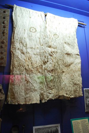 라칸돈의 의례용 나무껍질 종이 튜닉, 산크리스토발데라스카사스의 카사 나 볼롬 박물관에 전시