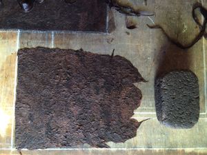 섬유를 평평한 화산암으로 누르는 모습 (판에 그어진 분필 선은 가이드 역할, 멕시코 푸에블라 주 산 파블리토)