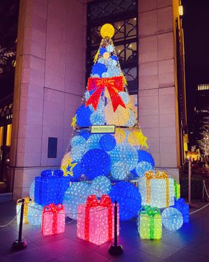 도쿄 유라쿠초역 근처의 크리스마스 트리형 일루미네이션. 계절적 장식의 예시.
