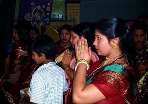 샥타 힌두교도들이 방글라데시 다카에서 Durga Puja 동안 여신에게 기도하고 있다. 2003년 10월.