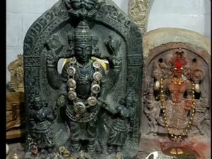 칼루르 마하락슈미 사원에 있는 스리니바사와 함께 있는 락슈미 여신의 자생상 [두 번째 콜라푸르