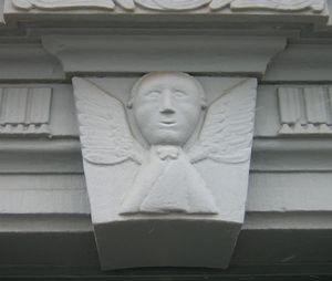 처녀 소피아 디자인, 펜실베이니아주 하모니에 있는 하모니 협회의 출입문에 새겨진 것으로, 프레데릭 라이허트 랩 (1775–1834)이 조각함