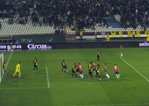 쿠르투아(노란색 유니폼)가 벨기에 소속으로 세르비아와의 2014 FIFA 월드컵 예선 경기에서 코너킥을 방어하는 모습 (2012년)