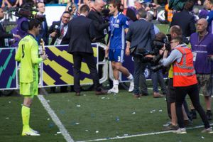 2017년 프리미어리그 골든 글러브 상을 받는 쿠르투아(왼쪽)