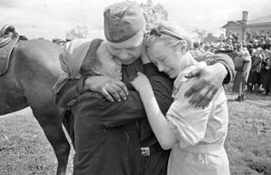 제17 대공포 사단의 붉은 군대 병사 알렉산드르 이바노비치 시로보코프가 카라체프 해방 당시 그의 자매들을 껴안고 있다. 그들의 부모는 독일 점령 기간 동안 독일군에 의해 총살당했다.