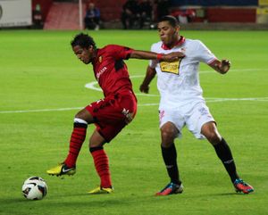 세비야의 미드필더 헤드비게스 마두로를 상대로 플레이하는 도스 산토스