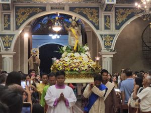 일부 교회에서는 대영광송을 부르는 동안 부활하신 그리스도의 상이 교회로 행진합니다.