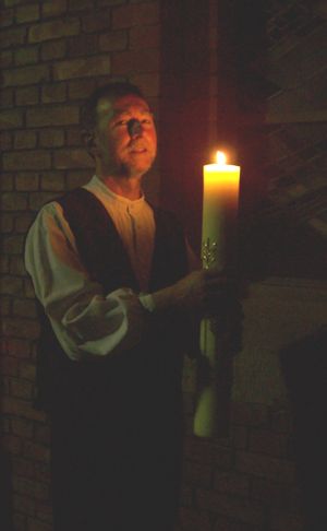 부활절 촛불을 든 루터교 부제