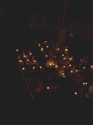 작은 부활절 촛불을 든 회중