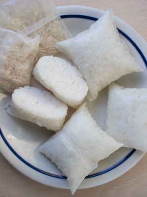 구멍 뚫린 플라스틱 파우치로 만든 익히지 않은 론통과 익힌 론통