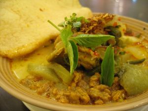 론통 캡 고 메는 중국풍(페라나칸)의 론통으로, 자카르타 주변에서 찾아볼 수 있다.