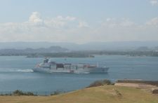 푸에르토리코 산후안에서 출항하는 돌 화물선