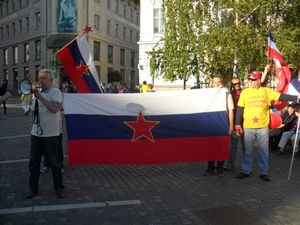 2014년 슬로베니아 류블랴나에서 열린 반파시즘 행진에서 사용된 유고슬라비아-슬로베니아 국기