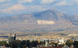 키레니아 산맥에 그려진 북키프로스 국기와 터키 관련 상징물