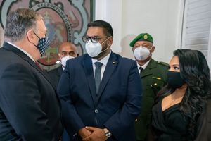 2020년 9월 가이아나에서 회담하는 이르판 알리 대통령(오른쪽)과 마이크 폼페이오 미국 국무장관(왼쪽)