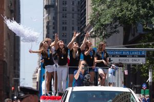 모건과 팀 동료들이 2015년 7월 티커 테이프 퍼레이드 중인 모습