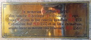 마르틴 부체르를 기리며, 옛 성서 신학 교수, 그의 시신이 A.D. 1551년 이 성가대에 묻혔다. A.D. 1557년에 발굴되어 포럼에서 화장되었고, A.D. 1560년 그의 기억을 기리는 두 번째 장례식을 거행했다.