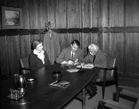 아서 피들러 부부와 베르너 폰 브라운이 1962년 3월 23일 마셜 우주 비행 센터를 방문했을 때 그의 사무실에서 찍은 사진.