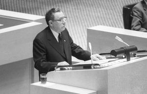 1984년, 스톡홀름에서 열린 유럽의 신뢰 구축 조치, 안보 및 군축에 관한 회의에서 연설하는 그로미코