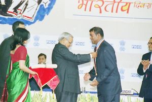2004년 당시 인도 총리 아탈 비하리 바즈페이로부터 프라바시 바르티야 사만을 받는 바라트 자그데오