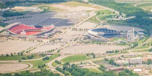 해리 S. 트루먼 스포츠 콤플렉스. 풋볼의 애로헤드 스타디움과 야구의 카우프만 스타디움이 광대한 방문객용 주차장에 둘러싸여 있다.