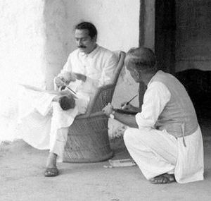 1936년, 알파벳 보드를 사용하여 제자에게 메시지를 받아쓰는 메헤르 바바