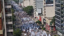 2017년 3월 24일, 아르헨티나인들이 군사 독재 희생자들을 기념하고 있다.