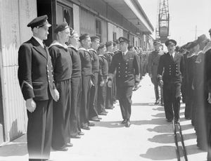 영국에서 노르웨이 해군을 사열하는 올라프